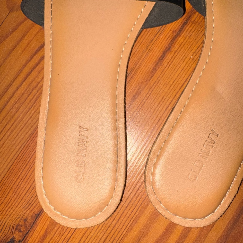 Old Navy Women's Black Slide Sandals - Picture 3 of 3